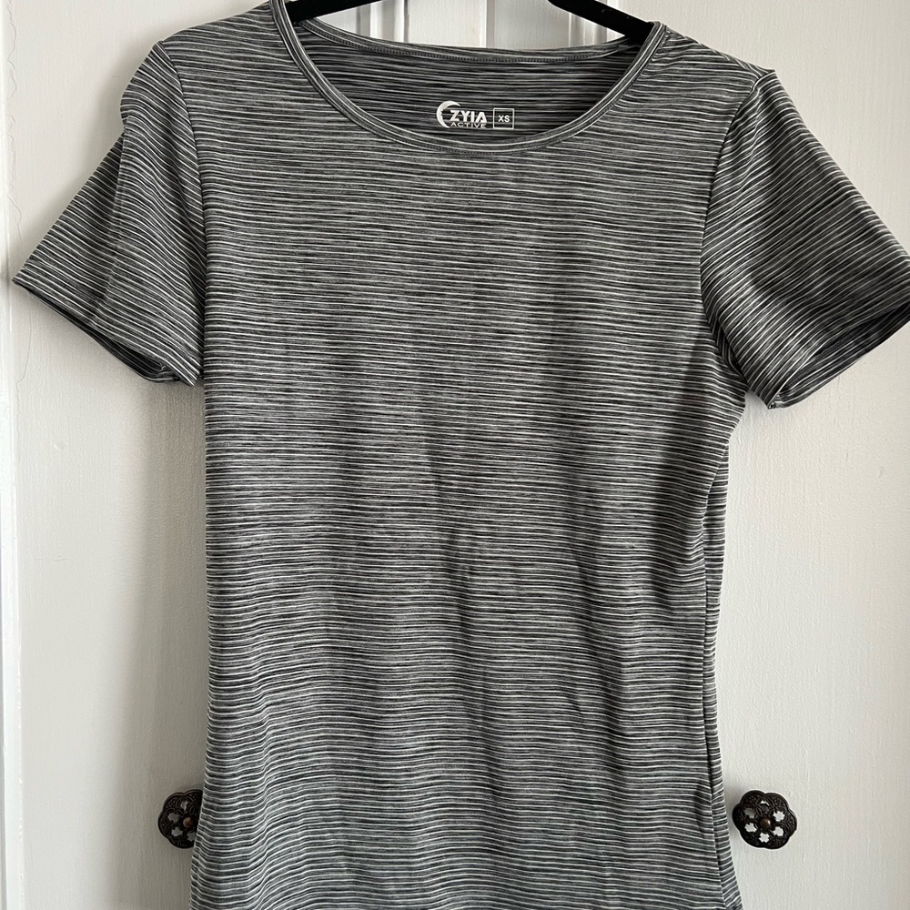 ZYIA Active Grey Scoop Neck Performance T-Shirt Size XS